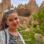 Zelve Open Air Museum i Kappadokien, historisk huleby i vulkansk klippelandskab, seværdigheder i Cappadocia, oplevelser i det centrale Tyrkiet, gamle boliger og kirker hugget i sten, forladt klippeby med autentisk atmosfære, kulturarv og byzantinsk historie, fe-skorstene og huleformationer, kristen og muslimsk sameksistens, naturoplevelser og arkæologi, must-see i Kappadokien, stemningsfuldt frilandsmuseum, historisk liv i klippehuler, skjulte dale og grotter i Anatolien.