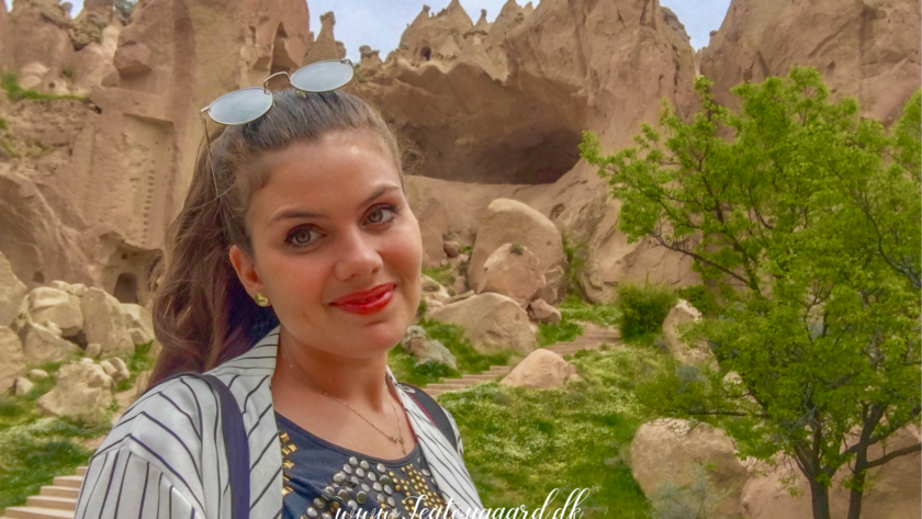 Zelve Open Air Museum i Kappadokien, historisk huleby i vulkansk klippelandskab, seværdigheder i Cappadocia, oplevelser i det centrale Tyrkiet, gamle boliger og kirker hugget i sten, forladt klippeby med autentisk atmosfære, kulturarv og byzantinsk historie, fe-skorstene og huleformationer, kristen og muslimsk sameksistens, naturoplevelser og arkæologi, must-see i Kappadokien, stemningsfuldt frilandsmuseum, historisk liv i klippehuler, skjulte dale og grotter i Anatolien.