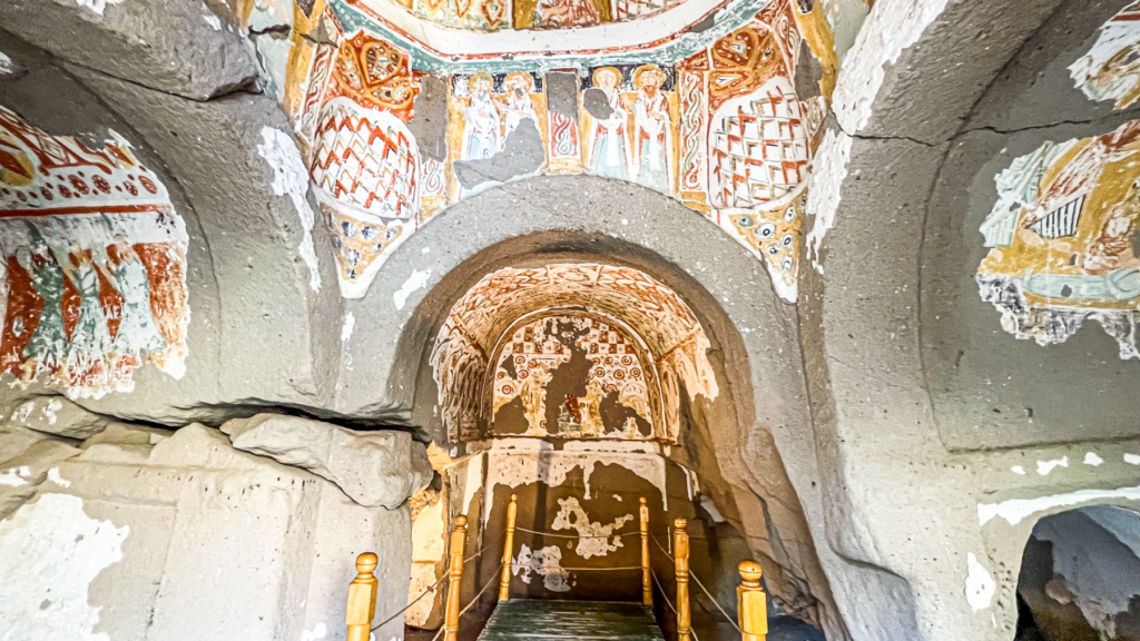 Daniel-Pantonassa-kirken, Ağaçaltı-kirken i Ihlara-dalen, hulekirke i Kappadokien, kirker i Ihlara-dalen, byzantinsk kirke i Anatolien, kristen arv i Kappadokien, fresker i klippekirker, seværdigheder i Aksaray-provinsen, kirkerute i Kappadokien, Ağaçaltı Kilisesi, historiske kirker i Tyrkiet, vulkanske hulekirker i Ihlara, seværdighed i Ihlara-dalen, kirker i Cappadocia, Daniel Pantonassa Kirken i Aksaray-provinsen, kulturarv i Kappadokien, Guide til Ihlara dalen, Ihlara dalen Kappadokien, vandreturer i Kappadokien, 