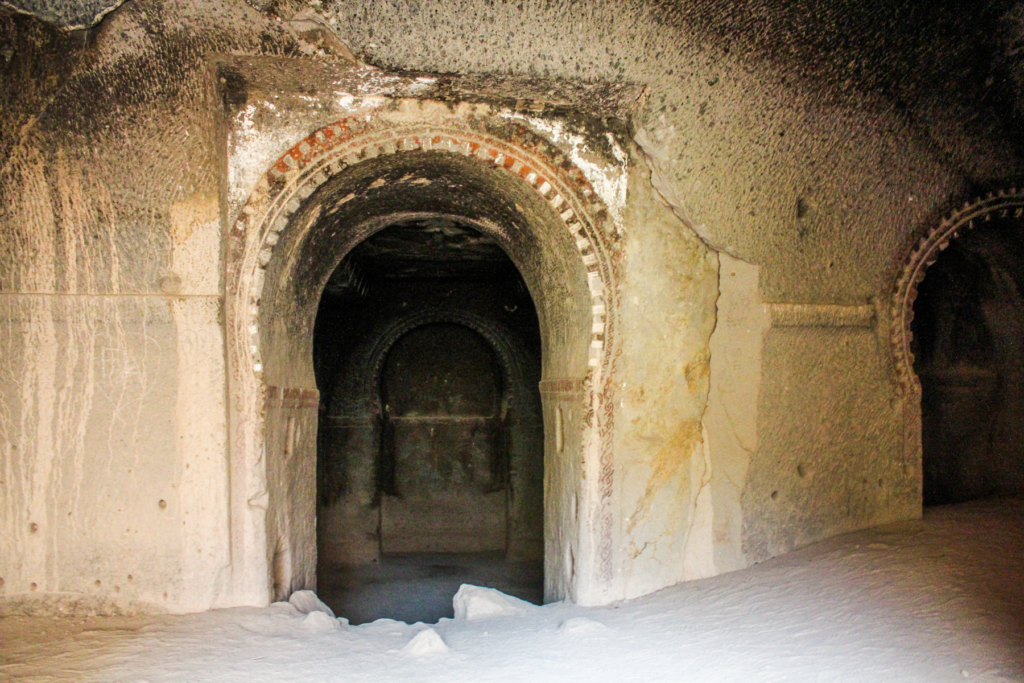 Dark Castle Kirken i Ihlara-dalen, Dark Castle Kirken kappadokien, hulekirke i Kappadokien, byzantinsk kirke hugget i klippen, seværdighed i Ihlara-dalen, kirker i Cappadocia, Dark Castle Kirken i Aksaray-provinsen, kulturarv i Kappadokien, Guide til Ihlara dalen, Ihlara dalen Kappadokien, vandreturer i Kappadokien