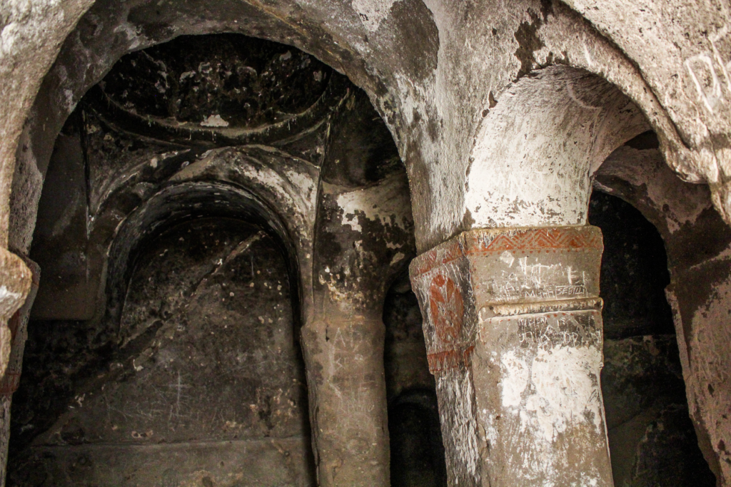 Dark Castle Kirken i Ihlara-dalen, Dark Castle Kirken kappadokien, hulekirke i Kappadokien, byzantinsk kirke hugget i klippen, seværdighed i Ihlara-dalen, kirker i Cappadocia, Dark Castle Kirken i Aksaray-provinsen, kulturarv i Kappadokien, Guide til Ihlara dalen, Ihlara dalen Kappadokien, vandreturer i Kappadokien