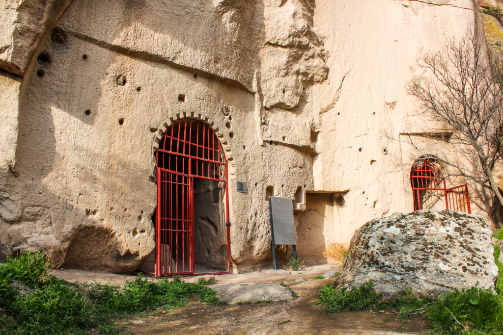 Dark Castle Kirken i Ihlara-dalen, Dark Castle Kirken kappadokien, hulekirke i Kappadokien, byzantinsk kirke hugget i klippen, seværdighed i Ihlara-dalen, kirker i Cappadocia, Dark Castle Kirken i Aksaray-provinsen, kulturarv i Kappadokien, Guide til Ihlara dalen, Ihlara dalen Kappadokien, vandreturer i Kappadokien