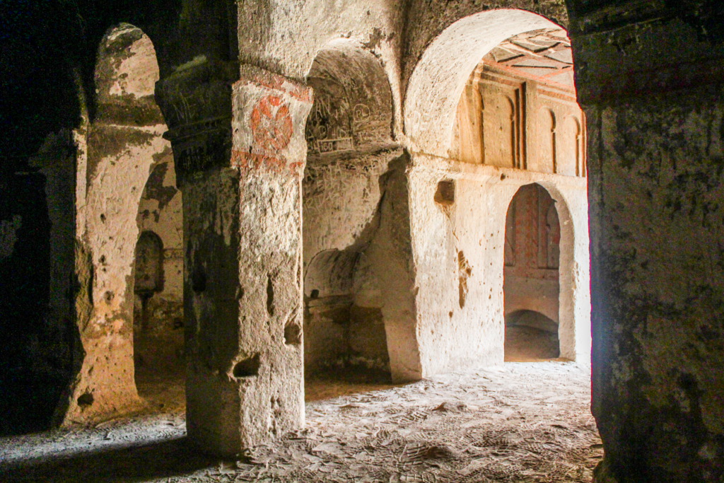 Dark Castle Kirken i Ihlara-dalen, Dark Castle Kirken kappadokien, hulekirke i Kappadokien, byzantinsk kirke hugget i klippen, seværdighed i Ihlara-dalen, kirker i Cappadocia, Dark Castle Kirken i Aksaray-provinsen, kulturarv i Kappadokien, Guide til Ihlara dalen, Ihlara dalen Kappadokien, vandreturer i Kappadokien