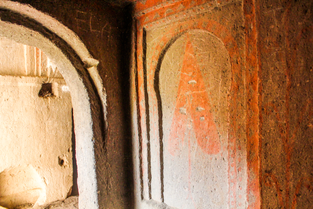 Dark Castle Kirken i Ihlara-dalen, Dark Castle Kirken kappadokien, hulekirke i Kappadokien, byzantinsk kirke hugget i klippen, seværdighed i Ihlara-dalen, kirker i Cappadocia, Dark Castle Kirken i Aksaray-provinsen, kulturarv i Kappadokien, Guide til Ihlara dalen, Ihlara dalen Kappadokien, vandreturer i Kappadokien