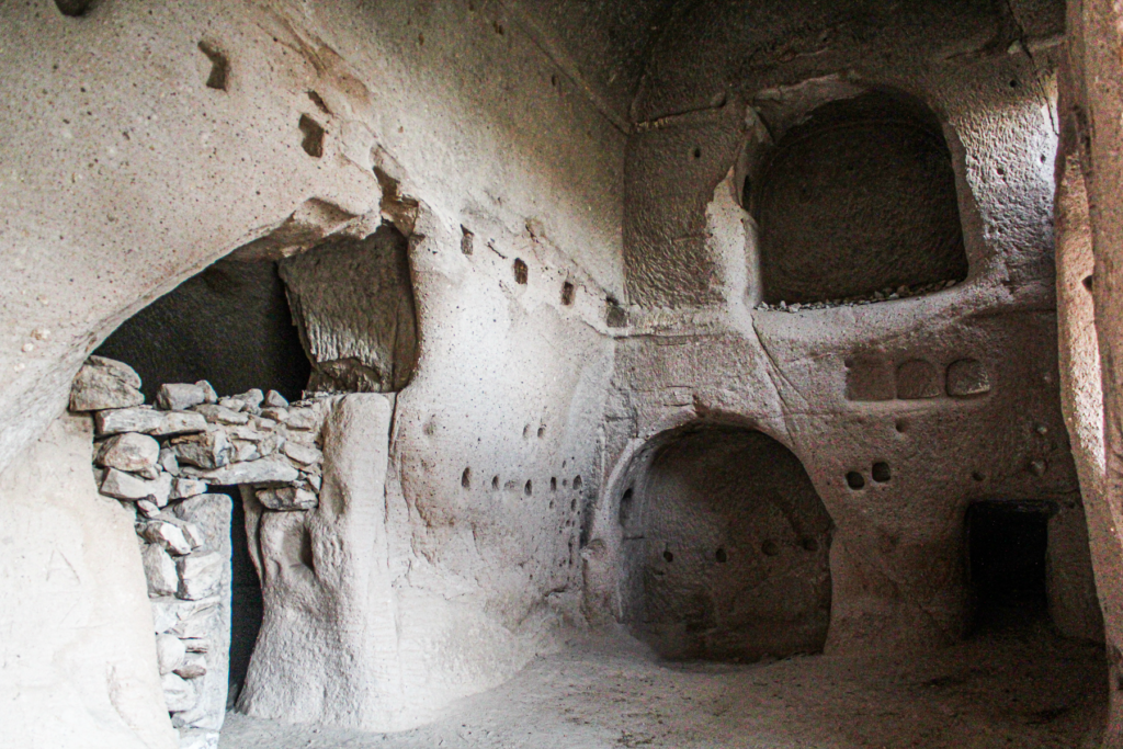 Direkli Kirken i Ihlara-dalen, hulekirke i Kappadokien, byzantinsk kirke hugget i klippe, kirke med søjler i Anatolien, Direkli Kilisesi Tyrkiet, kirkerute i Ihlara-dalen, kristen symbolik i Anatolien, fresker og kristne symboler, seværdighed i det centrale Tyrkiet, klippekirker i Anatolien, historisk kirke i vulkansk landskab, kirker i Kappadokien, Guide til Ihlara dalen, Ihlara dalen Kappadokien,