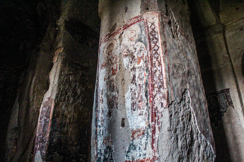 Direkli Kirken i Ihlara-dalen, hulekirke i Kappadokien, byzantinsk kirke hugget i klippe, kirke med søjler i Anatolien, Direkli Kilisesi Tyrkiet, kirkerute i Ihlara-dalen, kristen symbolik i Anatolien, fresker og kristne symboler, seværdighed i det centrale Tyrkiet, klippekirker i Anatolien, historisk kirke i vulkansk landskab, kirker i Kappadokien, Guide til Ihlara dalen, Ihlara dalen Kappadokien,