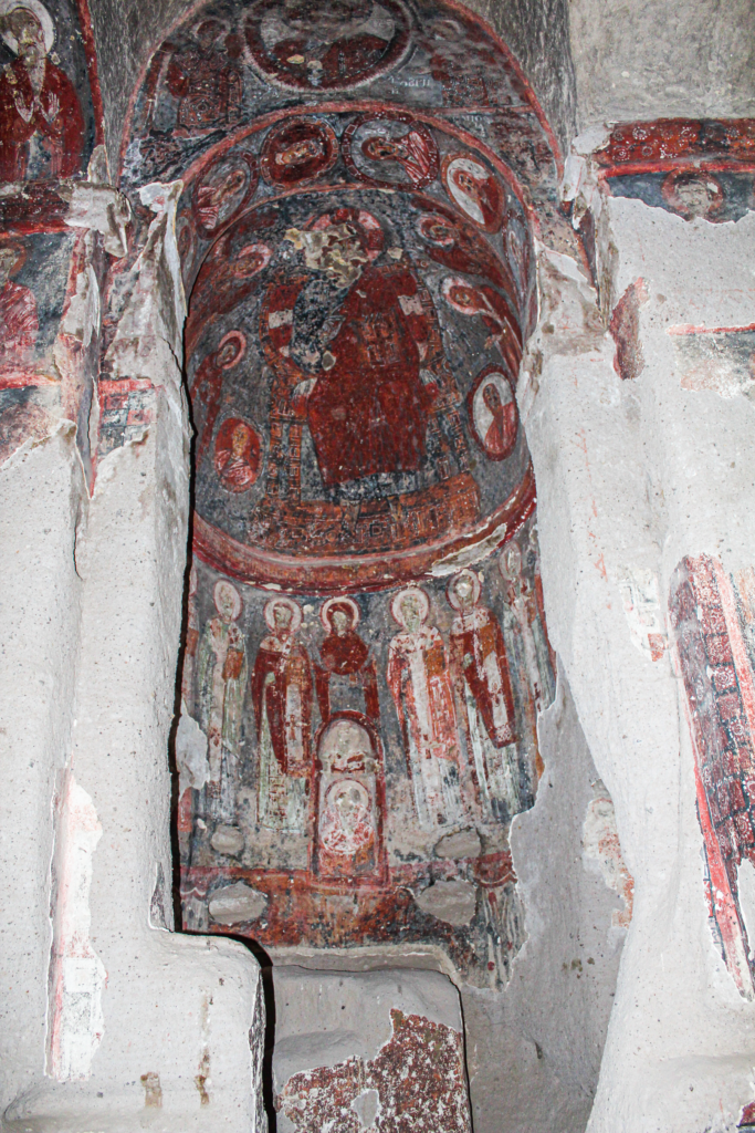 Direkli Kirken i Ihlara-dalen, hulekirke i Kappadokien, byzantinsk kirke hugget i klippe, kirke med søjler i Anatolien, Direkli Kilisesi Tyrkiet, kirkerute i Ihlara-dalen, kristen symbolik i Anatolien, fresker og kristne symboler, seværdighed i det centrale Tyrkiet, klippekirker i Anatolien, historisk kirke i vulkansk landskab, kirker i Kappadokien, Guide til Ihlara dalen, Ihlara dalen Kappadokien,