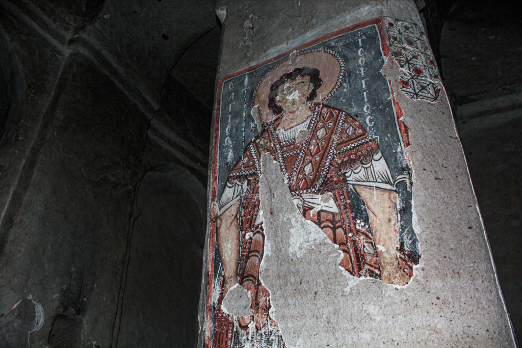 Direkli Kirken i Ihlara-dalen, hulekirke i Kappadokien, byzantinsk kirke hugget i klippe, kirke med søjler i Anatolien, Direkli Kilisesi Tyrkiet, kirkerute i Ihlara-dalen, kristen symbolik i Anatolien, fresker og kristne symboler, seværdighed i det centrale Tyrkiet, klippekirker i Anatolien, historisk kirke i vulkansk landskab, kirker i Kappadokien, Guide til Ihlara dalen, Ihlara dalen Kappadokien,