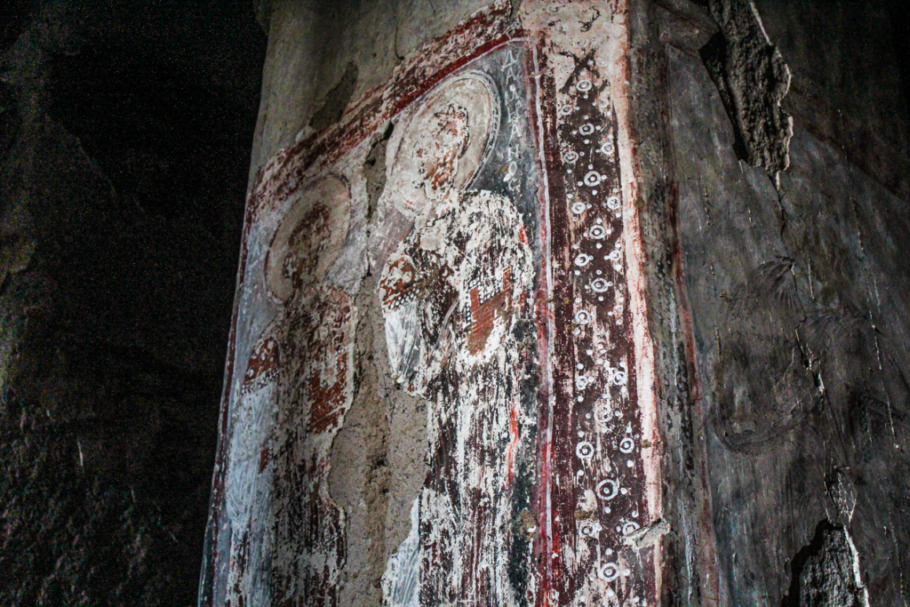 Direkli Kirken i Ihlara-dalen, hulekirke i Kappadokien, byzantinsk kirke hugget i klippe, kirke med søjler i Anatolien, Direkli Kilisesi Tyrkiet, kirkerute i Ihlara-dalen, kristen symbolik i Anatolien, fresker og kristne symboler, seværdighed i det centrale Tyrkiet, klippekirker i Anatolien, historisk kirke i vulkansk landskab, kirker i Kappadokien, Guide til Ihlara dalen, Ihlara dalen Kappadokien,