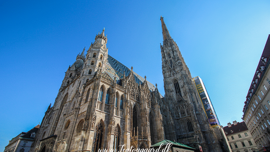Stephansdom, Stefanskirken i Wien, St. Stephen’s Cathedral, seværdigheder i Wien, oplevelser i Østrig, historiske kirker i Wien, gotisk arkitektur i Østrig, must-see i Wien, turistattraktioner i Wien, religiøse monumenter i Østrig, kulturarv i Wien, Wiens domkirke, berømte vartegn i Wien, historiske seværdigheder i Østrig, sightseeing i Wien, ikoniske bygninger i Wien, kirker og katedraler i Østrig, Wiens skyline, kunst og historie i Wien.