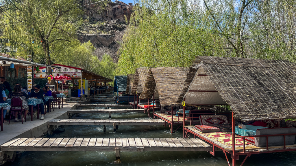 Ihlara-dalen, vulkansk kløft i Kappadokien, naturskønt vandreområde i Aksaray-provinsen, klippekirker og byzantinsk arv, tidlig kristendom i Anatolien, hulekirker med farverige fresker, Melendiz-floden gennem frodig dal, populære seværdigheder som Ağaçaltı, Yılanlı og Sümbüllü kirkerne, kirkerute med historie og natur, vandring i Kappadokien, skjult perle i det centrale Tyrkiet, kulturarv og naturforbindelse, historiske klostre og grotter i klippesider, kirker i Kappadokien, Guide til Ihlara dalen, Ihlara dalen Kappadokien,