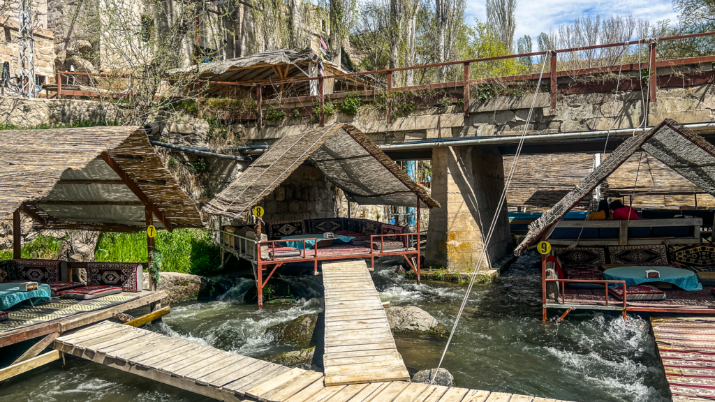 Ihlara-dalen, vulkansk kløft i Kappadokien, naturskønt vandreområde i Aksaray-provinsen, klippekirker og byzantinsk arv, tidlig kristendom i Anatolien, hulekirker med farverige fresker, Melendiz-floden gennem frodig dal, populære seværdigheder som Ağaçaltı, Yılanlı og Sümbüllü kirkerne, kirkerute med historie og natur, vandring i Kappadokien, skjult perle i det centrale Tyrkiet, kulturarv og naturforbindelse, historiske klostre og grotter i klippesider, kirker i Kappadokien, Guide til Ihlara dalen, Ihlara dalen Kappadokien,