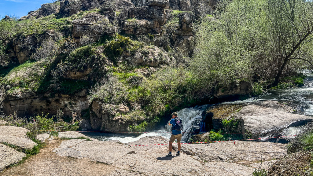 Ihlara-dalen, vulkansk kløft i Kappadokien, naturskønt vandreområde i Aksaray-provinsen, klippekirker og byzantinsk arv, tidlig kristendom i Anatolien, hulekirker med farverige fresker, Melendiz-floden gennem frodig dal, populære seværdigheder som Ağaçaltı, Yılanlı og Sümbüllü kirkerne, kirkerute med historie og natur, vandring i Kappadokien, skjult perle i det centrale Tyrkiet, kulturarv og naturforbindelse, historiske klostre og grotter i klippesider, kirker i Kappadokien, Guide til Ihlara dalen, Ihlara dalen Kappadokien,