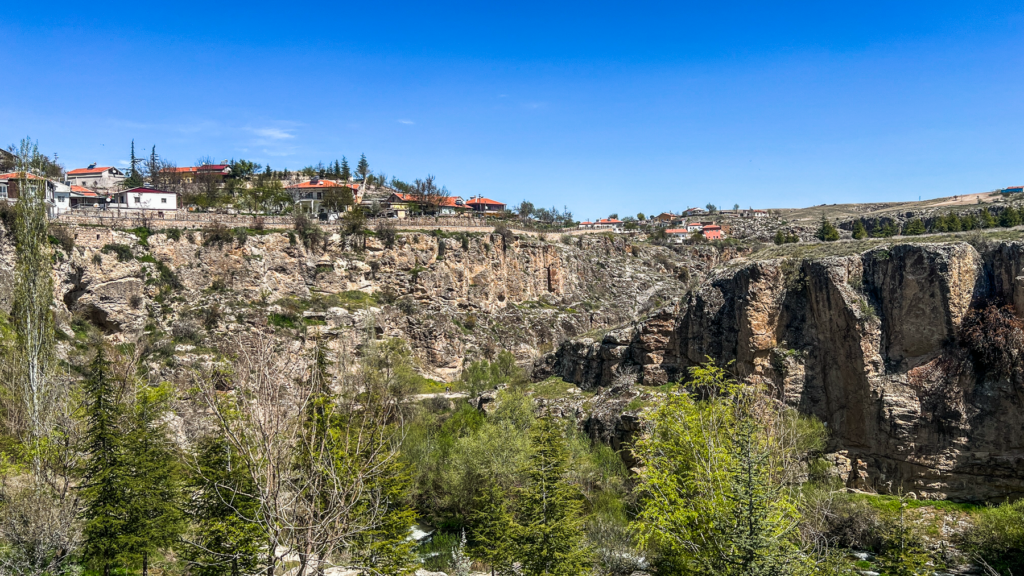 Ihlara-dalen, vulkansk kløft i Kappadokien, naturskønt vandreområde i Aksaray-provinsen, klippekirker og byzantinsk arv, tidlig kristendom i Anatolien, hulekirker med farverige fresker, Melendiz-floden gennem frodig dal, populære seværdigheder som Ağaçaltı, Yılanlı og Sümbüllü kirkerne, kirkerute med historie og natur, vandring i Kappadokien, skjult perle i det centrale Tyrkiet, kulturarv og naturforbindelse, historiske klostre og grotter i klippesider, kirker i Kappadokien, Guide til Ihlara dalen, Ihlara dalen Kappadokien,