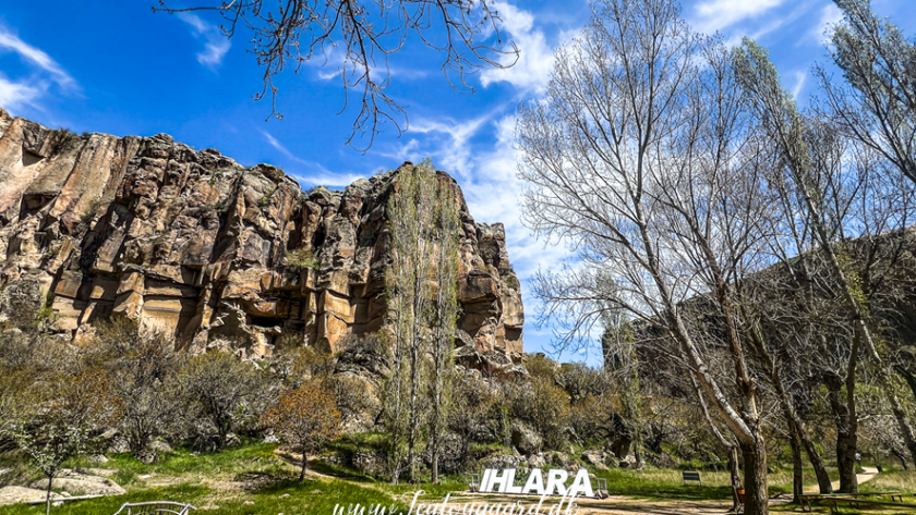Ihlara-dalen, vulkansk kløft i Kappadokien, naturskønt vandreområde i Aksaray-provinsen, klippekirker og byzantinsk arv, tidlig kristendom i Anatolien, hulekirker med farverige fresker, Melendiz-floden gennem frodig dal, populære seværdigheder som Ağaçaltı, Yılanlı og Sümbüllü kirkerne, kirkerute med historie og natur, vandring i Kappadokien, skjult perle i det centrale Tyrkiet, kulturarv og naturforbindelse, historiske klostre og grotter i klippesider, kirker i Kappadokien, Guide til Ihlara dalen, Ihlara dalen Kappadokien,