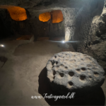 Kaymakli underjordiske by, underjordiske byer i Kappadokien, historiske seværdigheder i Tyrkiet, hulebyer i Anatolien, kristne tilflugtssteder under jorden, oplevelser i Cappadocia, tunneller og labyrinter i klippen, arkæologiske vidundere i Tyrkiet, Kaymakli byens otte niveauer, liv under jorden i oldtiden, stendøre og skjulte forsvarssystemer, must-see i det centrale Tyrkiet, anatolsk historie og kulturarv, underjordisk by med boliger, stalde og kirker, mystik og religion i Cappadocia, rejseoplevelser i Kaymakli