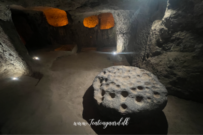 Kaymakli underjordiske by, underjordiske byer i Kappadokien, historiske seværdigheder i Tyrkiet, hulebyer i Anatolien, kristne tilflugtssteder under jorden, oplevelser i Cappadocia, tunneller og labyrinter i klippen, arkæologiske vidundere i Tyrkiet, Kaymakli byens otte niveauer, liv under jorden i oldtiden, stendøre og skjulte forsvarssystemer, must-see i det centrale Tyrkiet, anatolsk historie og kulturarv, underjordisk by med boliger, stalde og kirker, mystik og religion i Cappadocia, rejseoplevelser i Kaymakli