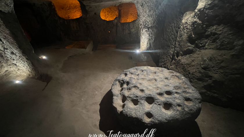 Kaymakli underjordiske by, underjordiske byer i Kappadokien, historiske seværdigheder i Tyrkiet, hulebyer i Anatolien, kristne tilflugtssteder under jorden, oplevelser i Cappadocia, tunneller og labyrinter i klippen, arkæologiske vidundere i Tyrkiet, Kaymakli byens otte niveauer, liv under jorden i oldtiden, stendøre og skjulte forsvarssystemer, must-see i det centrale Tyrkiet, anatolsk historie og kulturarv, underjordisk by med boliger, stalde og kirker, mystik og religion i Cappadocia, rejseoplevelser i Kaymakli