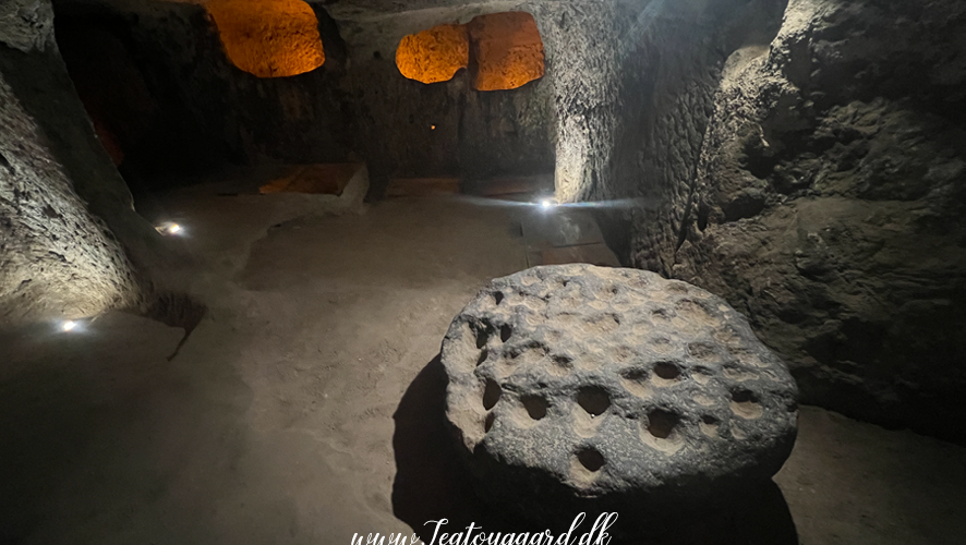 Kaymakli underjordiske by, underjordiske byer i Kappadokien, historiske seværdigheder i Tyrkiet, hulebyer i Anatolien, kristne tilflugtssteder under jorden, oplevelser i Cappadocia, tunneller og labyrinter i klippen, arkæologiske vidundere i Tyrkiet, Kaymakli byens otte niveauer, liv under jorden i oldtiden, stendøre og skjulte forsvarssystemer, must-see i det centrale Tyrkiet, anatolsk historie og kulturarv, underjordisk by med boliger, stalde og kirker, mystik og religion i Cappadocia, rejseoplevelser i Kaymakli