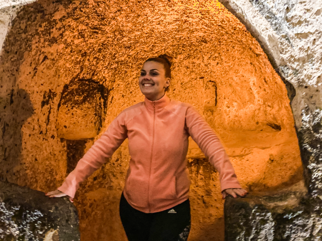 Kaymakli underjordiske by, underjrodisk kirke, underjordiske byer i Kappadokien, historiske seværdigheder i Tyrkiet, hulebyer i Anatolien, kristne tilflugtssteder under jorden, oplevelser i Cappadocia, tunneller og labyrinter i klippen, arkæologiske vidundere i Tyrkiet, Kaymakli byens otte niveauer, liv under jorden i oldtiden, stendøre og skjulte forsvarssystemer, must-see i det centrale Tyrkiet, anatolsk historie og kulturarv, underjordisk by med boliger, stalde og kirker, mystik og religion i Cappadocia, rejseoplevelser i Kaymakli