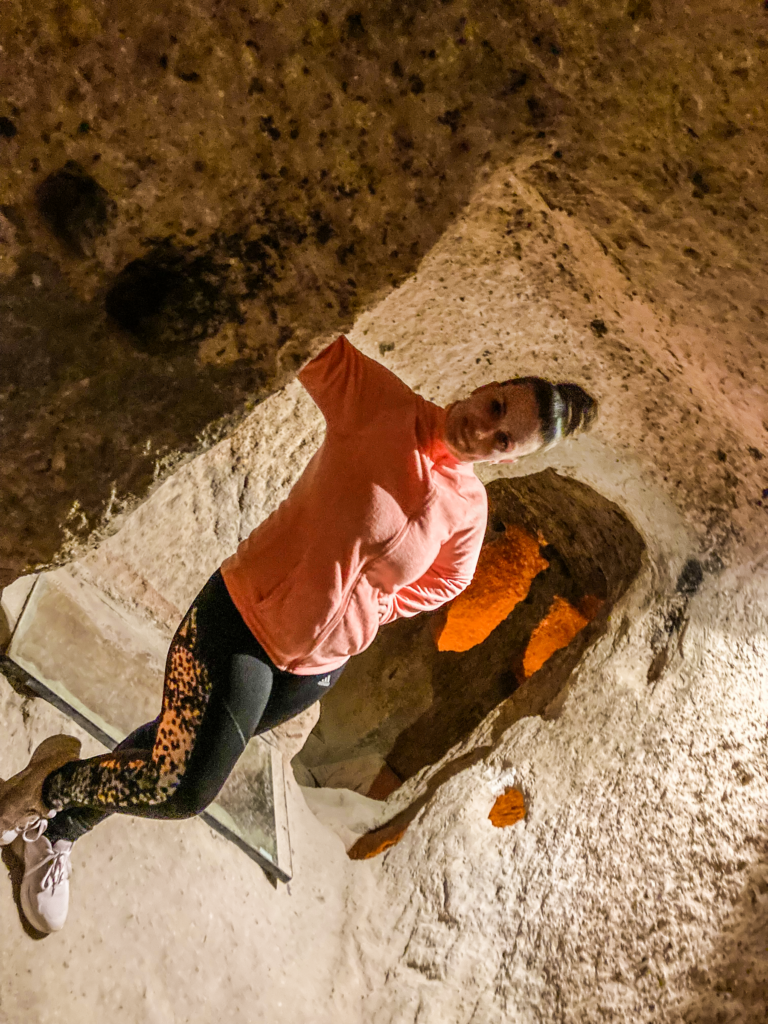 Kaymakli underjordiske by, underjrodisk kirke, underjordiske byer i Kappadokien, historiske seværdigheder i Tyrkiet, hulebyer i Anatolien, kristne tilflugtssteder under jorden, oplevelser i Cappadocia, tunneller og labyrinter i klippen, arkæologiske vidundere i Tyrkiet, Kaymakli byens otte niveauer, liv under jorden i oldtiden, stendøre og skjulte forsvarssystemer, must-see i det centrale Tyrkiet, anatolsk historie og kulturarv, underjordisk by med boliger, stalde og kirker, mystik og religion i Cappadocia, rejseoplevelser i Kaymakli