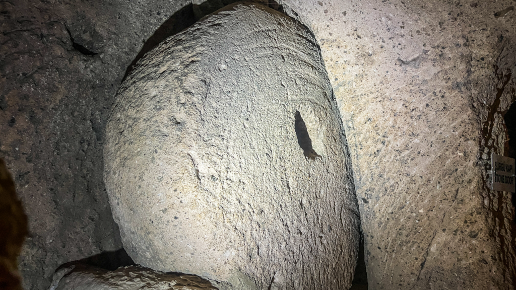 Kaymakli underjordiske by, underjordiske byer i Kappadokien, historiske seværdigheder i Tyrkiet, hulebyer i Anatolien, kristne tilflugtssteder under jorden, oplevelser i Cappadocia, tunneller og labyrinter i klippen, arkæologiske vidundere i Tyrkiet, Kaymakli byens otte niveauer, liv under jorden i oldtiden, stendøre og skjulte forsvarssystemer, must-see i det centrale Tyrkiet, anatolsk historie og kulturarv, underjordisk by med boliger, stalde og kirker, mystik og religion i Cappadocia, rejseoplevelser i Kaymakli