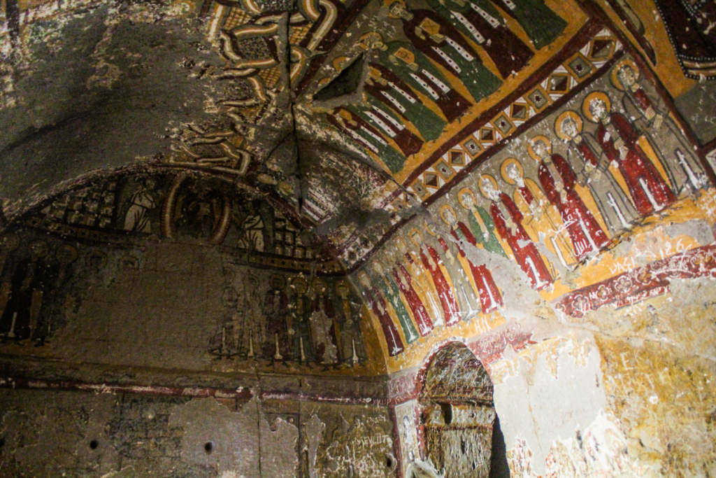 Kokar Kirken i Ihlara-dalen, hulekirke i Kappadokien, byzantinsk kirke hugget i klippen, farverige fresker med bibelske motiver, seværdighed i Ihlara-dalen, kirker i Cappadocia, Kokar Kilise i Aksaray-provinsen, kulturarv i Kappadokien, Guide til Ihlara dalen, Ihlara dalen Kappadokien, vandreturer i Kappadokien