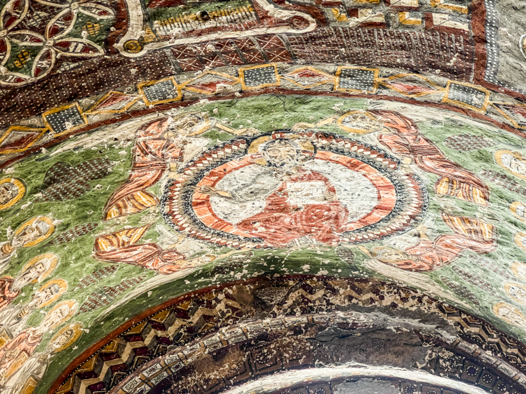 Kokar Kirken i Ihlara-dalen, hulekirke i Kappadokien, byzantinsk kirke hugget i klippen, farverige fresker med bibelske motiver, seværdighed i Ihlara-dalen, kirker i Cappadocia, Kokar Kilise i Aksaray-provinsen, kulturarv i Kappadokien, Guide til Ihlara dalen, Ihlara dalen Kappadokien, vandreturer i Kappadokien