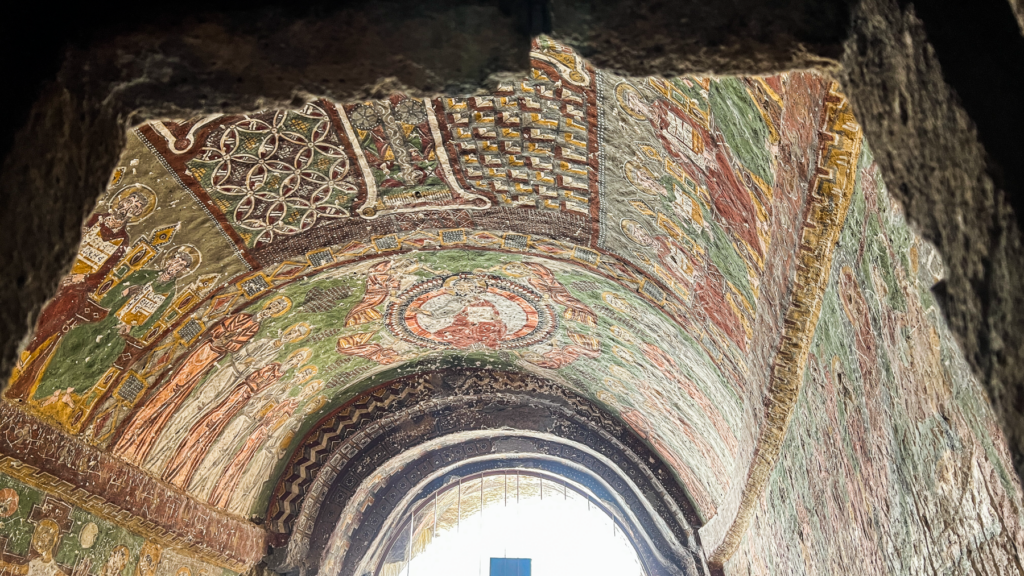 Kokar Kirken i Ihlara-dalen, hulekirke i Kappadokien, byzantinsk kirke hugget i klippen, farverige fresker med bibelske motiver, seværdighed i Ihlara-dalen, kirker i Cappadocia, Kokar Kilise i Aksaray-provinsen, kulturarv i Kappadokien, Guide til Ihlara dalen, Ihlara dalen Kappadokien, vandreturer i Kappadokien