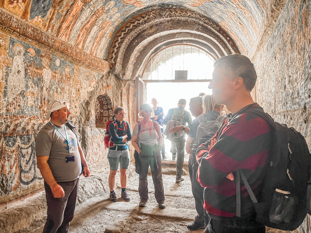 Kokar Kirken i Ihlara-dalen, hulekirke i Kappadokien, byzantinsk kirke hugget i klippen, farverige fresker med bibelske motiver, seværdighed i Ihlara-dalen, kirker i Cappadocia, Kokar Kilise i Aksaray-provinsen, kulturarv i Kappadokien, Guide til Ihlara dalen, Ihlara dalen Kappadokien, vandreturer i Kappadokien