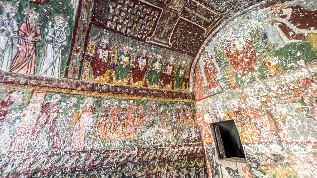 Kokar Kirken i Ihlara-dalen, hulekirke i Kappadokien, byzantinsk kirke hugget i klippen, farverige fresker med bibelske motiver, seværdighed i Ihlara-dalen, kirker i Cappadocia, Kokar Kilise i Aksaray-provinsen, kulturarv i Kappadokien, Guide til Ihlara dalen, Ihlara dalen Kappadokien, vandreturer i Kappadokien