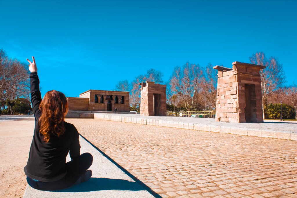Debod-templet i Madrid, egyptisk tempel i Spanien, Templo de Debod, antikt tempel givet som gave fra Egypten, seværdighed i Madrid, solnedgangsudsigt ved Debod, tempel nær Plaza de España, kulturarv fra oldtidens Egypten, unikt arkæologisk monument i Europa, gratis oplevelse i Madrid, oplevelser i Madrid centrum.