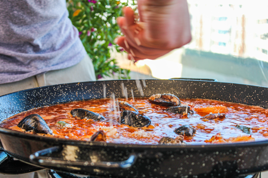 Paella madlavningskursus, klassisk spansk ret med ris, paella med skaldyr, oplevelser i Madrid, spansk madlavningskursus, Paella kursus, seværdigheder i Madrid, seværdigheder i Spanien, rejseblog spanien, rejseblog madrid, traditionel madkultur fra Spanien, oplevelser i spanske tapasbarer, madkultur i Madrid, tapas som livsstil i Spanien, spansk gastronomi, must-try mad i Spanien, Sjove fakta om Spanien, overraskende ting om Spanien, sjove og anderledes oplevelser i spansk kultur, fakta du ikke vidste om Spanien,