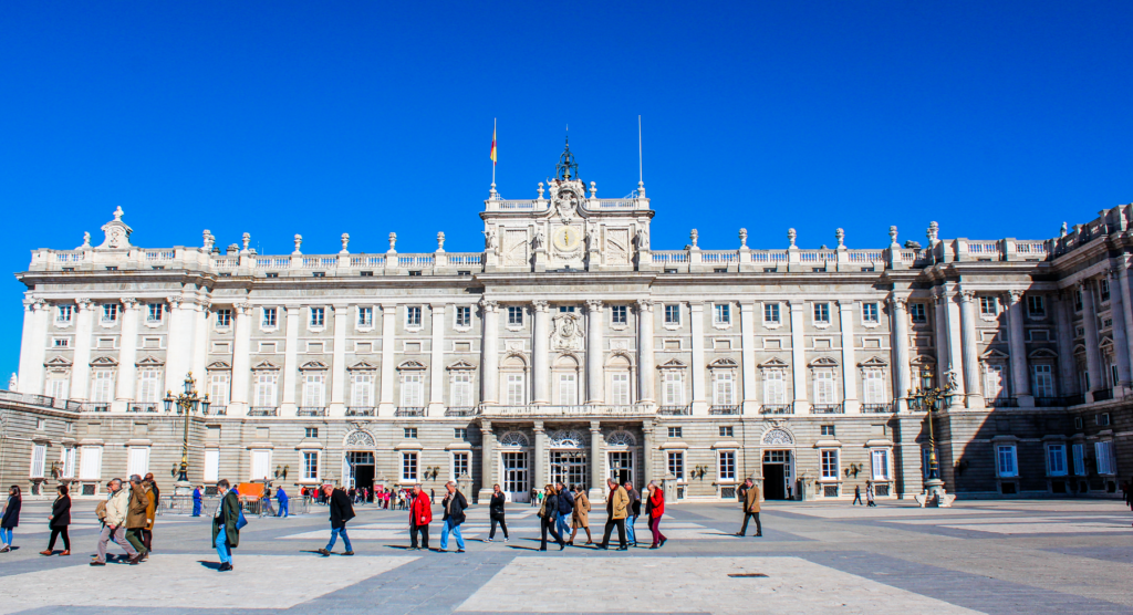 Palacio Real de Madrid, det kongelige palads i Madrid, Spaniens største kongepalads, historisk residens for den spanske kongefamilie, imponerende barokarkitektur i Madrid, seværdighed i Madrid, oplevelser i spansk kongehistorie, must-see i Madrid, paladsets historie og pomp i Spaniens hovedstad, oplevelser i Madrid, Sjove fakta om Spanien, overraskende ting om Spanien, sjove og anderledes oplevelser i spansk kultur, fakta du ikke vidste om Spanien