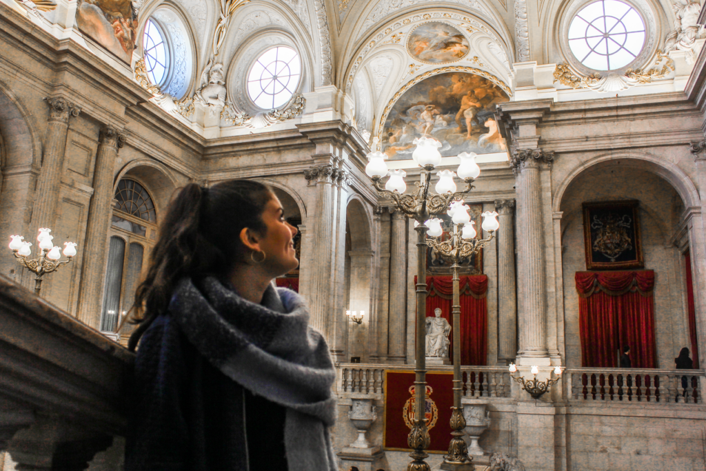 Palacio Real de Madrid, det kongelige palads i Madrid, Spaniens største kongepalads, historisk residens for den spanske kongefamilie, imponerende barokarkitektur i Madrid, seværdighed i Madrid, oplevelser i spansk kongehistorie, must-see i Madrid, paladsets historie og pomp i Spaniens hovedstad, oplevelser i Madrid, Sjove fakta om Spanien, overraskende ting om Spanien, sjove og anderledes oplevelser i spansk kultur, fakta du ikke vidste om Spanien