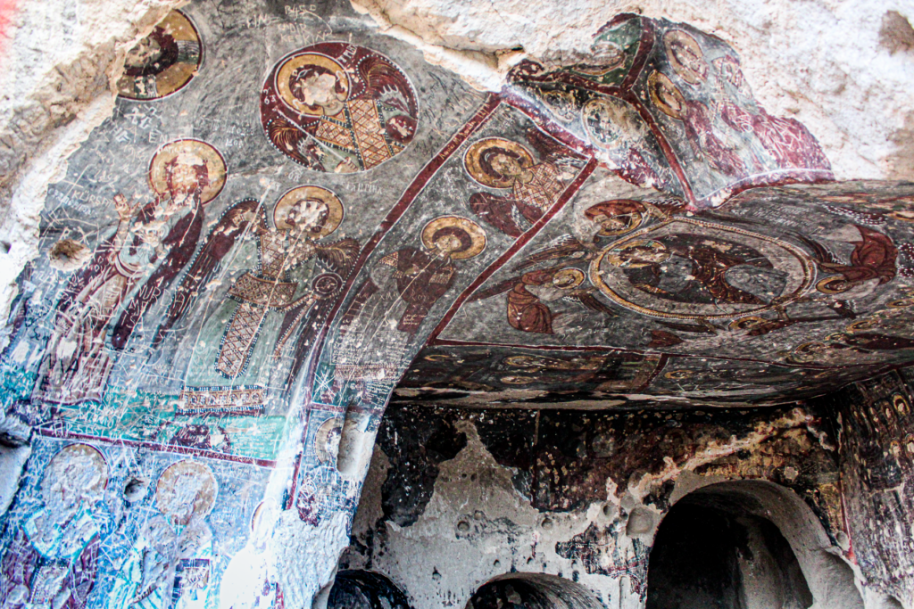 Sankt Georg Kirken, Kirkdamaltı Kirken, hulekirke i Kappadokien, kirke dedikeret til Sankt Georg, byzantinsk kirke, Kirkdamaltı Kilisesi i Aksaray-provinsen, kirkerute i Ihlara-dalen, kristen symbolik i Anatolien, fresker og kristne symboler, seværdighed i det centrale Tyrkiet, klippekirker i Anatolien, historisk kirke i vulkansk landskab, kirker i Kappadokien, Guide til Ihlara dalen, Ihlara dalen Kappadokien,