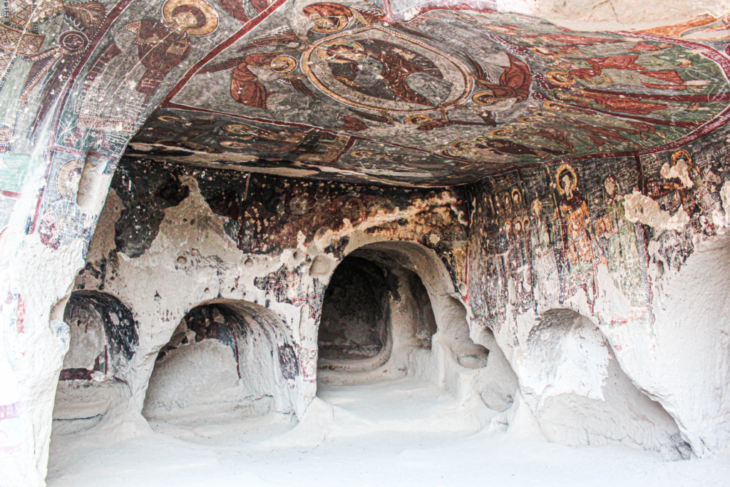 Sankt Georg Kirken, Kirkdamaltı Kirken, hulekirke i Kappadokien, kirke dedikeret til Sankt Georg, byzantinsk kirke, Kirkdamaltı Kilisesi i Aksaray-provinsen, kirkerute i Ihlara-dalen, kristen symbolik i Anatolien, fresker og kristne symboler, seværdighed i det centrale Tyrkiet, klippekirker i Anatolien, historisk kirke i vulkansk landskab, kirker i Kappadokien, Guide til Ihlara dalen, Ihlara dalen Kappadokien,