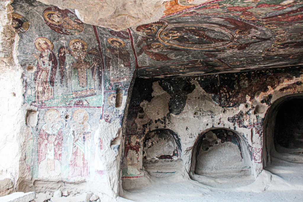 Sankt Georg Kirken, Kirkdamaltı Kirken, hulekirke i Kappadokien, kirke dedikeret til Sankt Georg, byzantinsk kirke, Kirkdamaltı Kilisesi i Aksaray-provinsen, kirkerute i Ihlara-dalen, kristen symbolik i Anatolien, fresker og kristne symboler, seværdighed i det centrale Tyrkiet, klippekirker i Anatolien, historisk kirke i vulkansk landskab, kirker i Kappadokien, Guide til Ihlara dalen, Ihlara dalen Kappadokien,