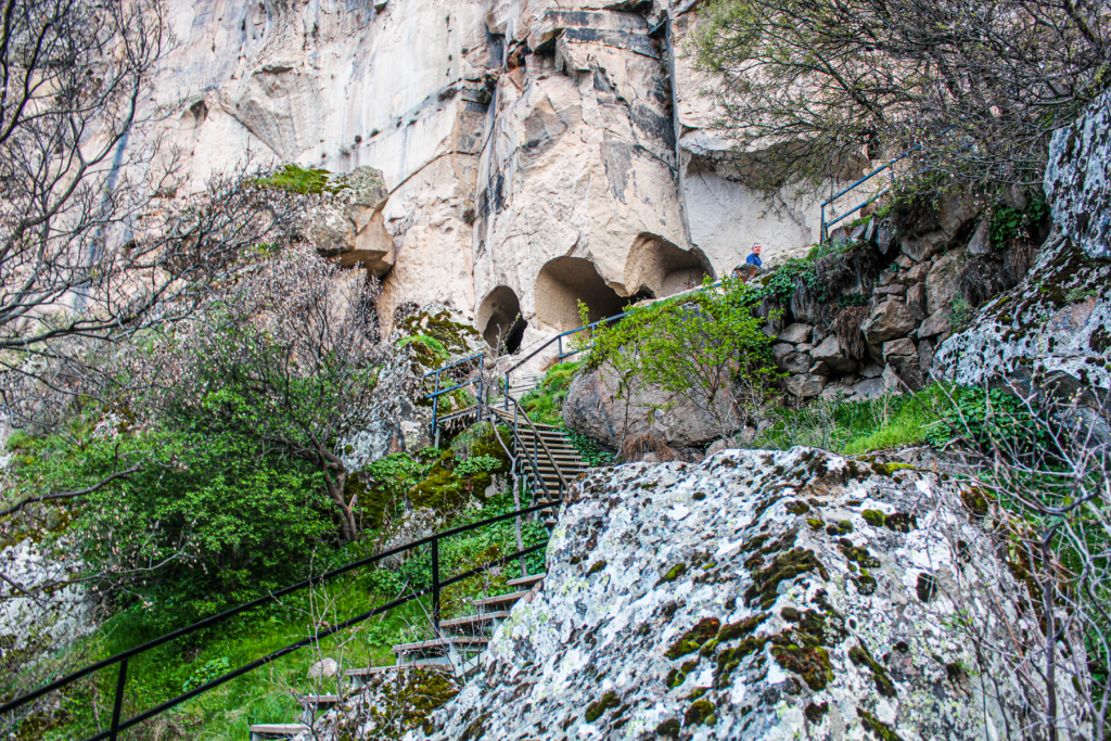 Sankt Georg Kirken, Kirkdamaltı Kirken, hulekirke i Kappadokien, kirke dedikeret til Sankt Georg, byzantinsk kirke, Kirkdamaltı Kilisesi i Aksaray-provinsen, kirkerute i Ihlara-dalen, kristen symbolik i Anatolien, fresker og kristne symboler, seværdighed i det centrale Tyrkiet, klippekirker i Anatolien, historisk kirke i vulkansk landskab, kirker i Kappadokien, Guide til Ihlara dalen, Ihlara dalen Kappadokien,