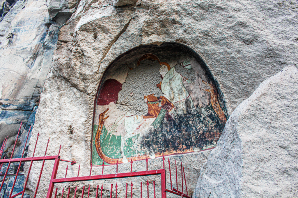 Sankt Georg Kirken, Kirkdamaltı Kirken, hulekirke i Kappadokien, kirke dedikeret til Sankt Georg, byzantinsk kirke, Kirkdamaltı Kilisesi i Aksaray-provinsen, kirkerute i Ihlara-dalen, kristen symbolik i Anatolien, fresker og kristne symboler, seværdighed i det centrale Tyrkiet, klippekirker i Anatolien, historisk kirke i vulkansk landskab, kirker i Kappadokien, Guide til Ihlara dalen, Ihlara dalen Kappadokien,