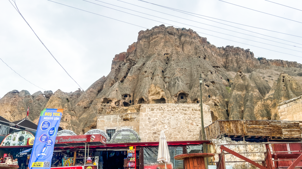 Selime Borgen, Selime Katedralen, klippefæstning i Kappadokien, hulekatedral i vulkansk landskab, største klippekirke i Tyrkiet, historisk byzantinsk kompleks i Aksaray-provinsen, Selime Kalesi og klosterområde, seværdigheder i Ihlara-dalens nordlige ende, kristen og muslimsk arv i én struktur, middelalderlig arkitektur i klippeform, oplevelser i Kappadokiens klippebyer, kirker og fæstninger i Centralanatolien.
