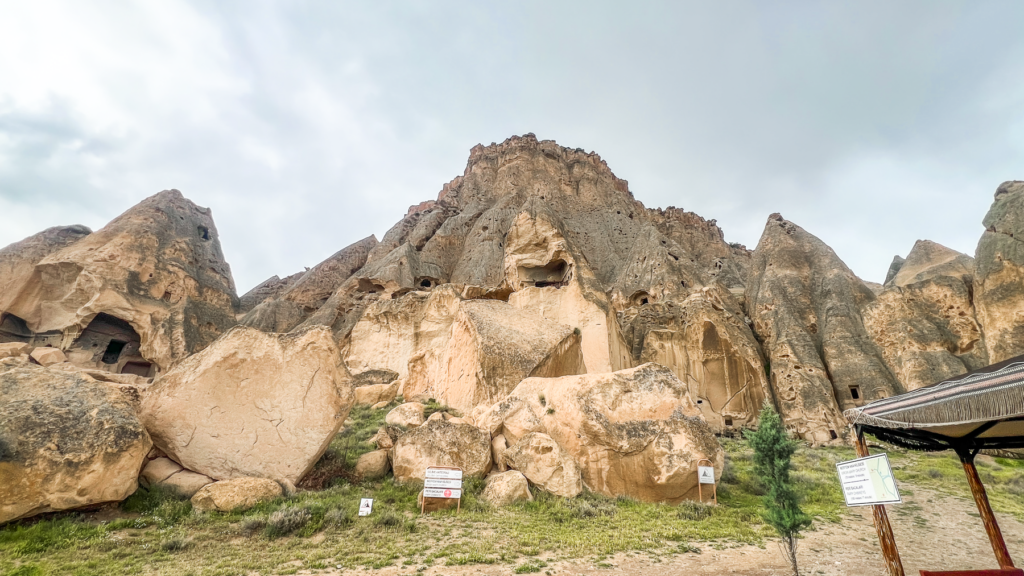 Selime Borgen, Selime Katedralen, klippefæstning i Kappadokien, hulekatedral i vulkansk landskab, største klippekirke i Tyrkiet, historisk byzantinsk kompleks i Aksaray-provinsen, Selime Kalesi og klosterområde, seværdigheder i Ihlara-dalens nordlige ende, kristen og muslimsk arv i én struktur, middelalderlig arkitektur i klippeform, oplevelser i Kappadokiens klippebyer, kirker og fæstninger i Centralanatolien.