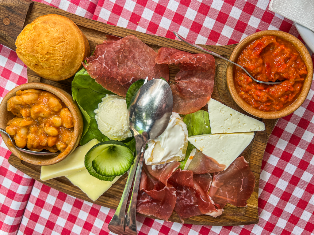 byer i Serbien, seværdigheder i Serbien, Flodkrydstogt, Donau flodkrydstogt, flodkrydstogt på Donau floden, Guidet tur i Beograd, seværdigheder i Beograd, danske rejser til Beograd, Spændende fakta om Serbien, sjove fakta om Serbien, serbisk kultur, ortodokse kirker, rejseguide til Serbien, must-know facts før din rejse til Serbien, serbisk mad,