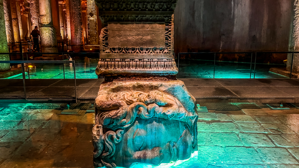 Basilica Cistern, Basilica Cistern istanbul, istanbul Basilica Cistern, istanbul Cistern, oplevelser i Istanbul, de bedste seværdigheder istanbul, medusa hoved istanbul