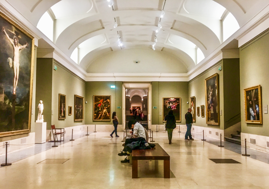 Museo del Prado, Pradomuseet i Madrid, Spaniens nationalmuseum for kunst, mesterværker af Goya, Velázquez og El Bosco, seværdighed i Madrid centrum, gyldne kunsttrekant i Madrid, klassisk europæisk kunstsamling, spanske malere fra renæssancen til 1800-tallet, must-see museum i Spanien, oplevelser for kunstelskere i Madrid.