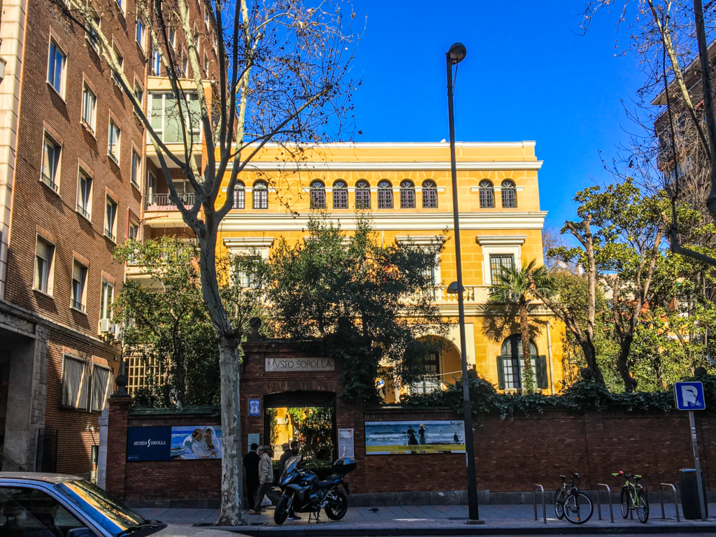 Museo Sorolla i Madrid, kunstmuseum i Spanien, Joaquín Sorolla museum, kunstnerhjem og atelier i Madrid, seværdighed for kunstelskere, spansk impressionisme og lysmaleri, Sorollas malerier og skitser, museum i historisk bygning med have, oplevelser i Madrid, museer i Madrid centrum, Sorolla udstillinger i Spanien.