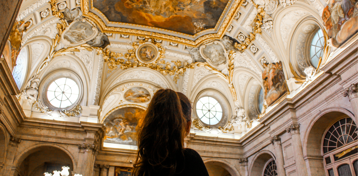 Palacio Real de Madrid, det kongelige palads i Madrid, Spaniens største kongepalads, historisk residens for den spanske kongefamilie, imponerende barokarkitektur i Madrid, seværdighed i Madrid, oplevelser i spansk kongehistorie, must-see i Madrid, paladsets historie og pomp i Spaniens hovedstad, oplevelser i Madrid, Sjove fakta om Spanien, overraskende ting om Spanien, sjove og anderledes oplevelser i spansk kultur, fakta du ikke vidste om Spanien