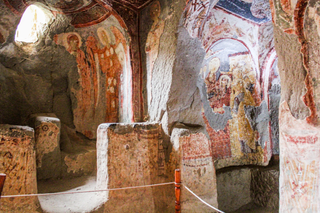 Sümbüllü Kirken, Jacinth Church, hulekirke i Ihlara-dalen, Kappadokien kirker, byzantinsk kirke i klippe, fresker og kristne symboler, seværdighed i det centrale Tyrkiet, klippekirker i Anatolien, historisk kirke i vulkansk landskab, Sümbüllü Kilisesi Ihlara, kirker i Kappadokien, Guide til Ihlara dalen, Ihlara dalen Kappadokien,