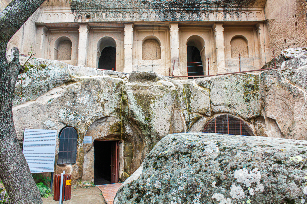 Sümbüllü Kirken, Jacinth Church, hulekirke i Ihlara-dalen, Kappadokien kirker, byzantinsk kirke i klippe, fresker og kristne symboler, seværdighed i det centrale Tyrkiet, klippekirker i Anatolien, historisk kirke i vulkansk landskab, Sümbüllü Kilisesi Ihlara, kirker i Kappadokien, Guide til Ihlara dalen, Ihlara dalen Kappadokien,