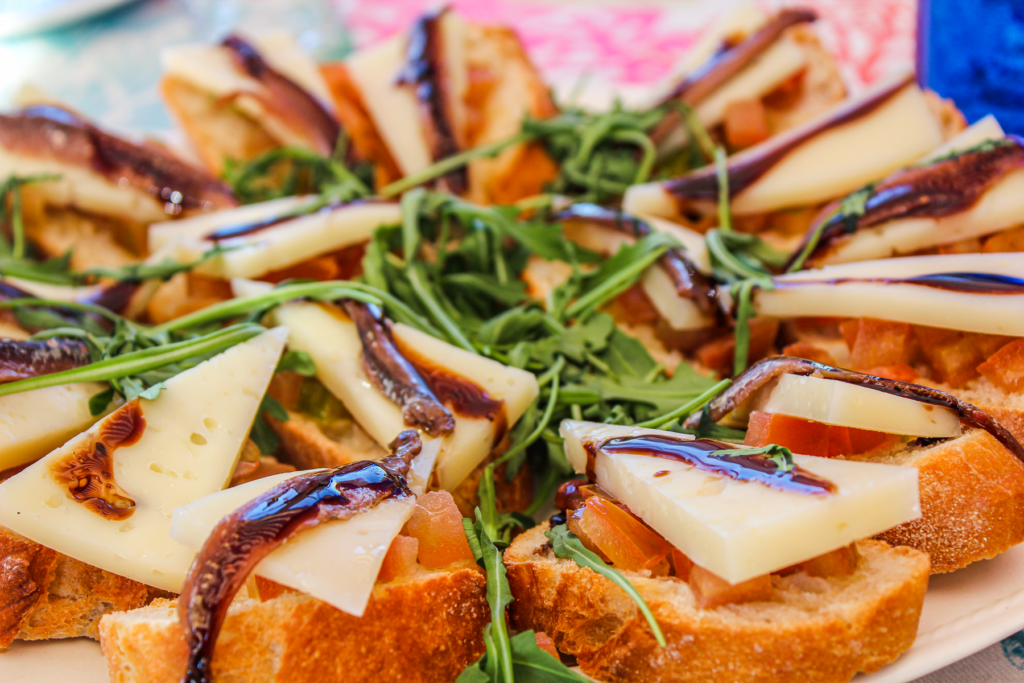 Spansk tapas, traditionel madkultur fra Spanien, oplevelser i spanske tapasbarer, madkultur i Madrid, tapas som livsstil i Spanien, spansk gastronomi, must-try mad i Spanien, Sjove fakta om Spanien, overraskende ting om Spanien, sjove og anderledes oplevelser i spansk kultur, fakta du ikke vidste om Spanien